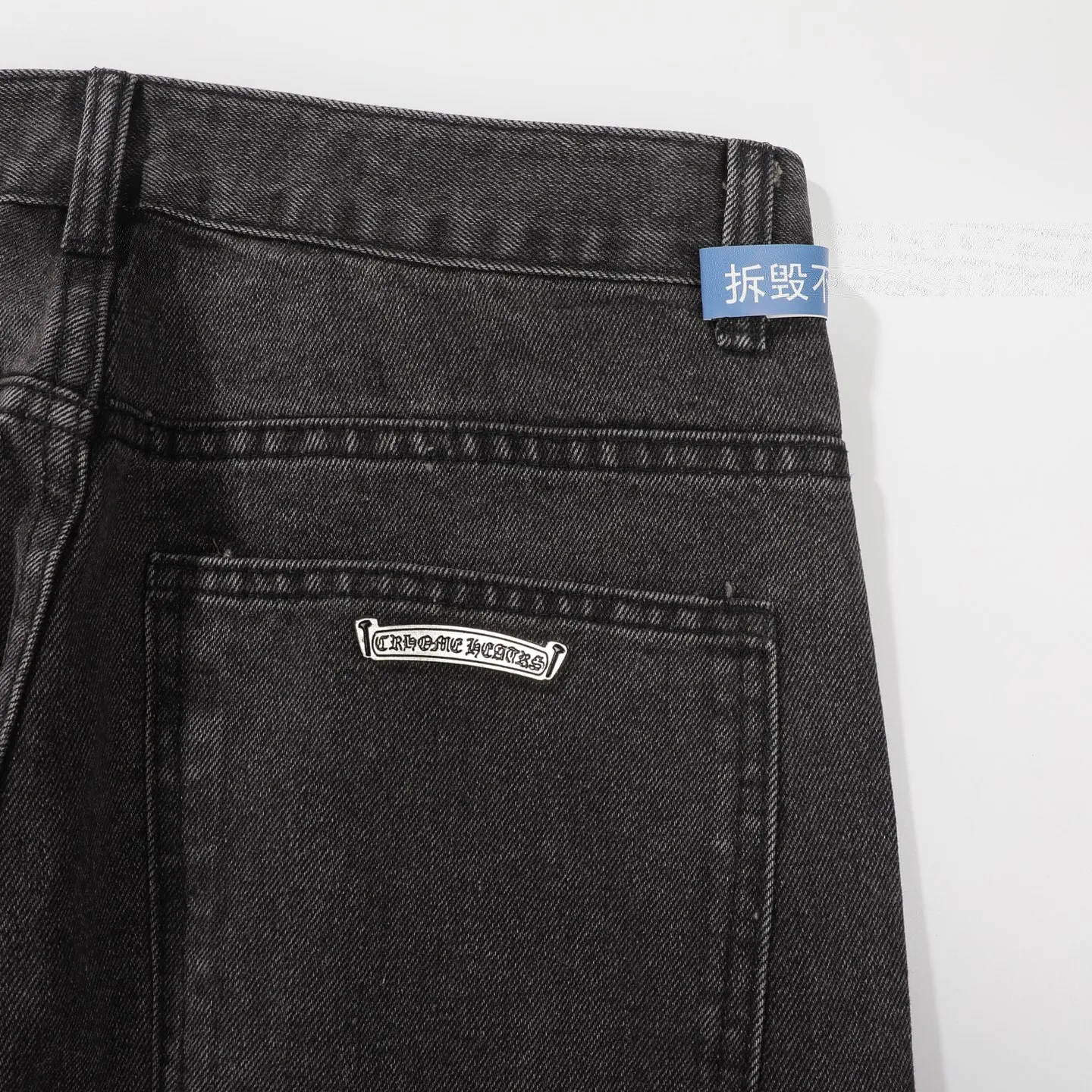 P280 Chrome Hearts city-limited flame black and white leather jeans need to be washed after the finished product is disassembled and hand-made with sheepskin cross leather and then spliced ​​together. The whole piece has too many craftsmanship to explain. The cabinet price is 34W+, the patchwork is decorated with cross flowers, and the high-waisted washed jeans! ! Absolutely high-end luxury products, 8W+ level god-level single products, super popular products, made with top heavy industry, a magic weapon that cannot be missed. About Kroxin This is an extremely luxurious fashion brand, which can also be called the aristocrats of the high street. It has always been an exclusive brand for some hipsters or rich second generation. Compared with ordinary high streets, it is more luxurious and noble. Compared with luxury brands, it has a more fashionable personality and has always been a brand that I have a special liking for. Size: 28 30 32 34 (corresponds to S-XL) Size chart: 28 Waist 76 Pants length 104 Hips 98 30 Waist 80 Pants length 105 Hips 102 32 Waist 84 Pants length 106 Hips 106 34 Waist 88 Pants length 107 Hips 110